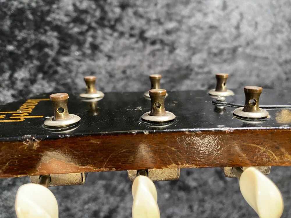 Nahaufnahme einer Gitarrenkopfplatte mit Stimmwirbeln.