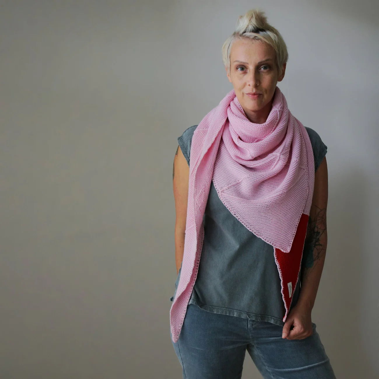 Melanie Berg mit einem rosafarbenen Umarmungstuch um den Hals.