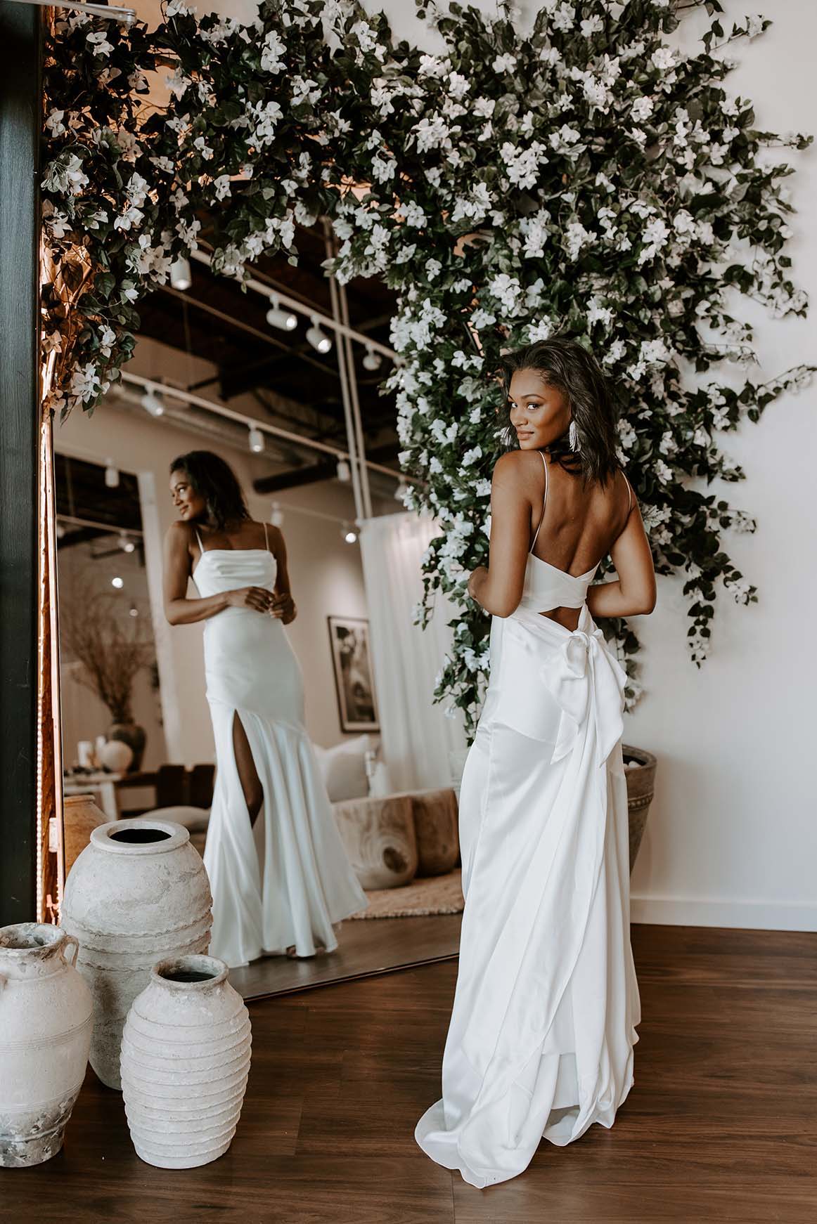 La mariée se regarde dans le miroir dans la robe Valentina Grace Loves Lace.