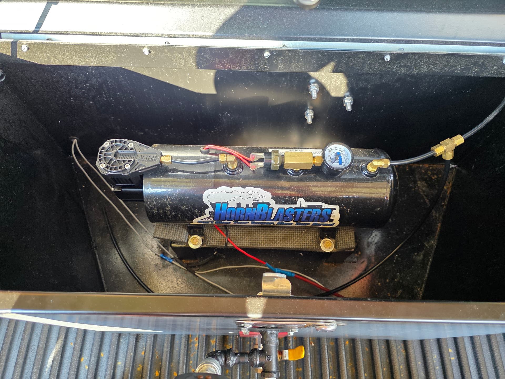 Chris’s 2018 Chevy Silverado with Mini Outlaw Horn Kit