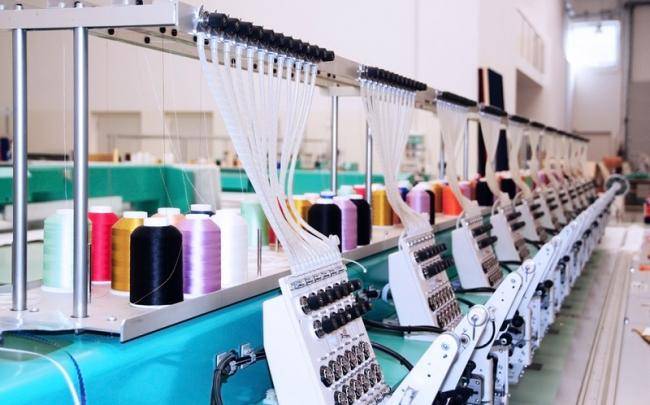 Machines à coudre dans une usine de vêtements