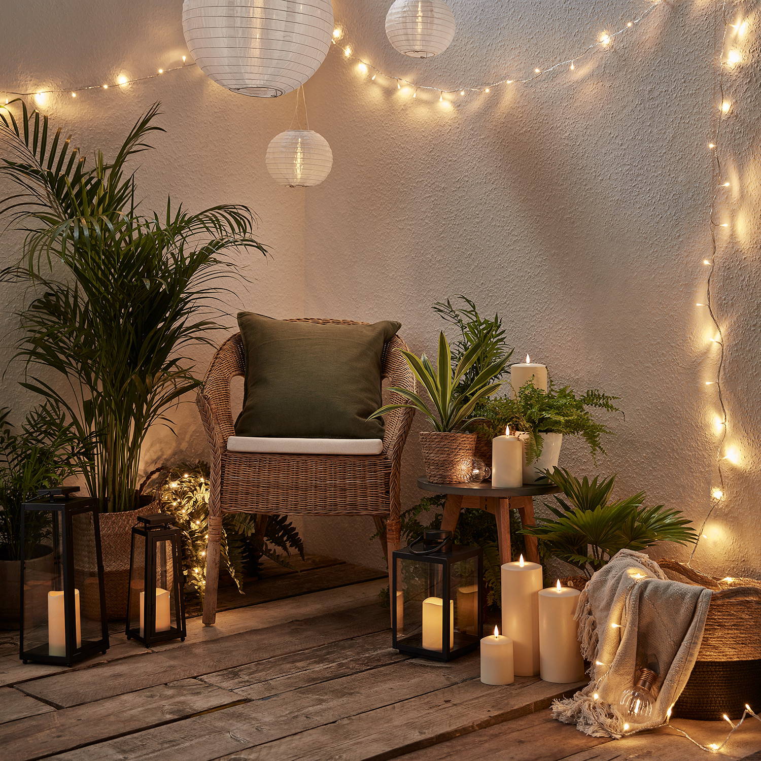 Coin sanctuaire extérieur décoré par des lanternes solaires, bougies d'extérieur, guirlandes lumineuses d'extérieur et des lampions en Tyvek. 