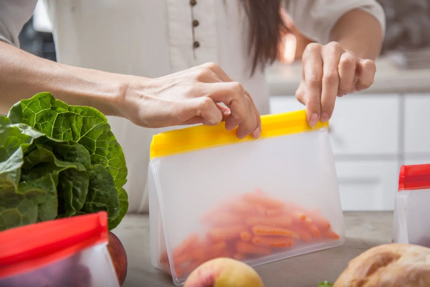 Eine Mutter bereitet eine Tüte mit Karottensticks vor, da dieser Snack eher keine Wespen anzieht.