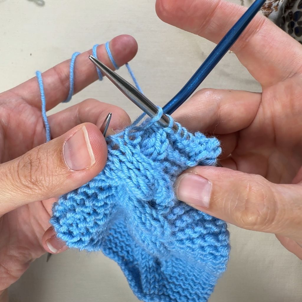 Einen rechtsgeneigten Zopf stricken: Schritt 5.