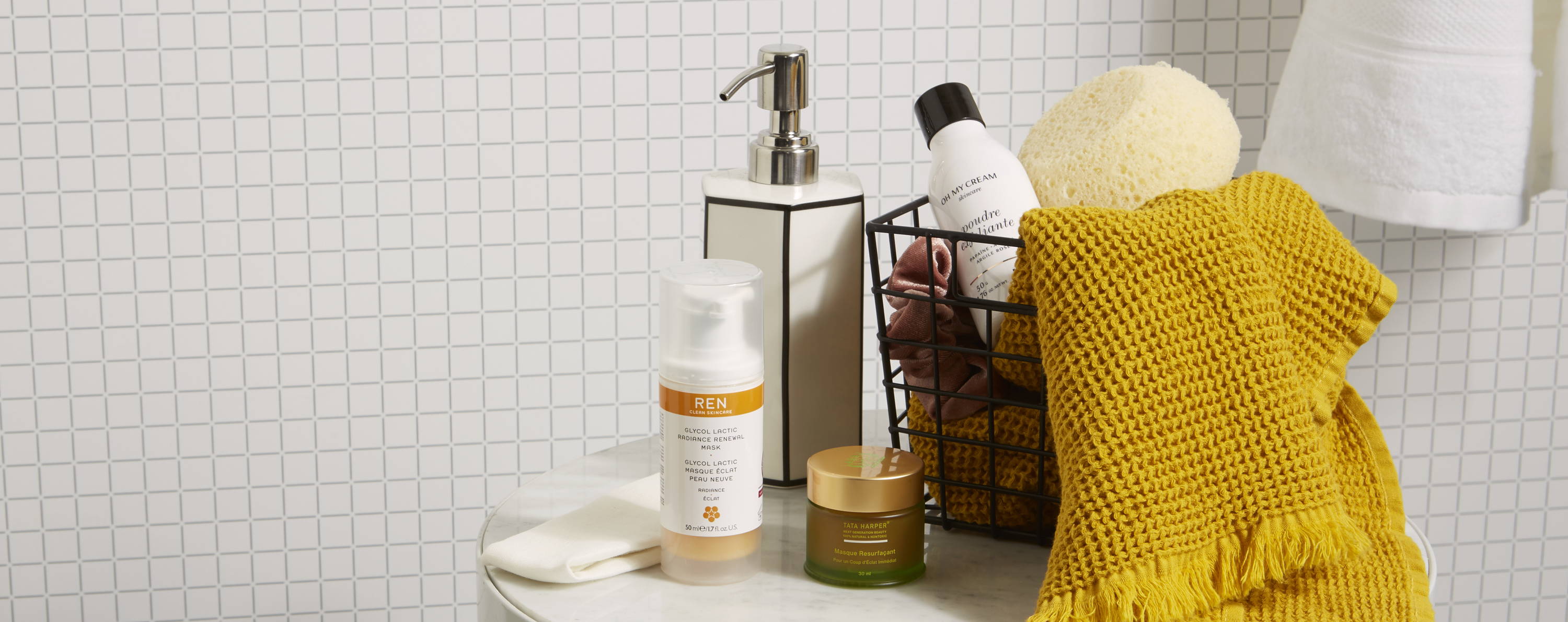 Sélection d'exfoliants pour le visage : poudre exfoliante Oh My Cream Skincare, masque resurfaçant Tata Harper, gel exfoliant Ren Skincare