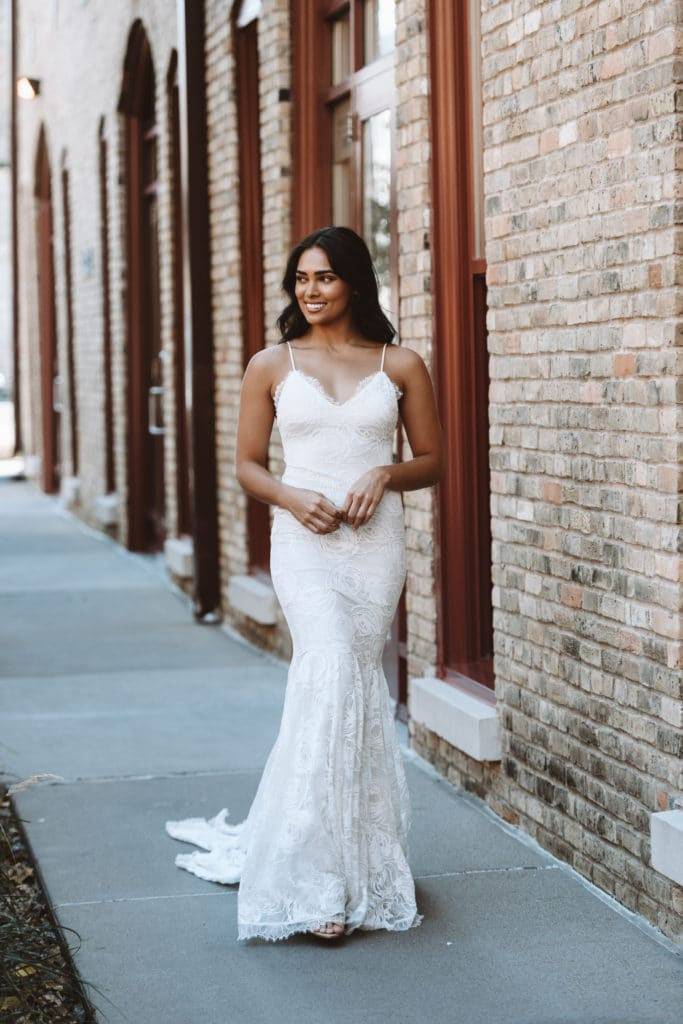 Novia caminando con el vestido de novia Clo Peal en color marfil