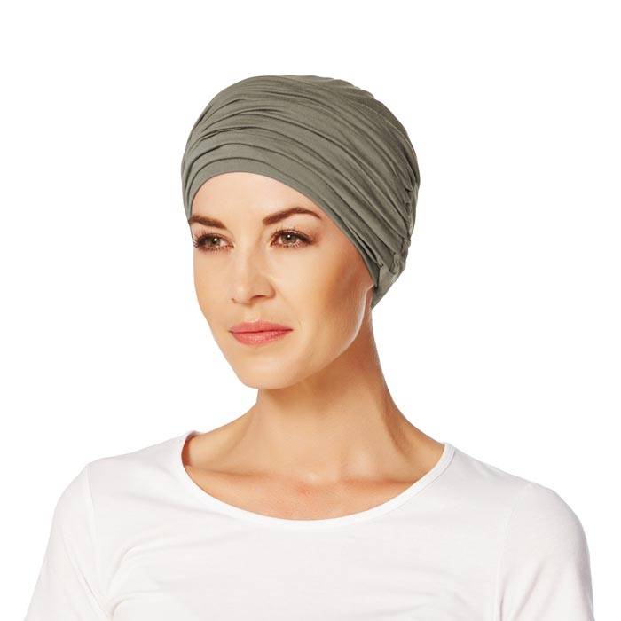 Frau trägt schlichten Turban von Christine Headwear