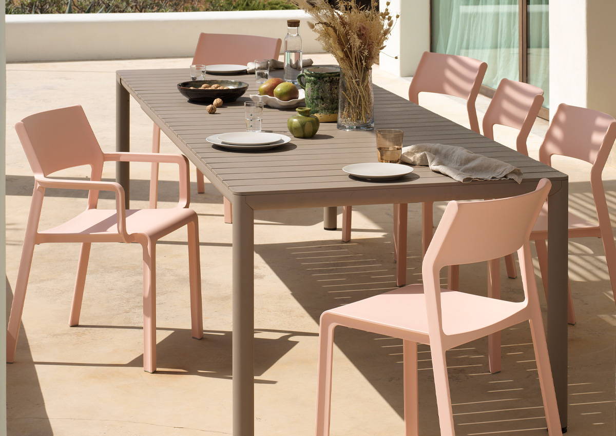 Garden Dining Tables - Eat Alfresco With Friends