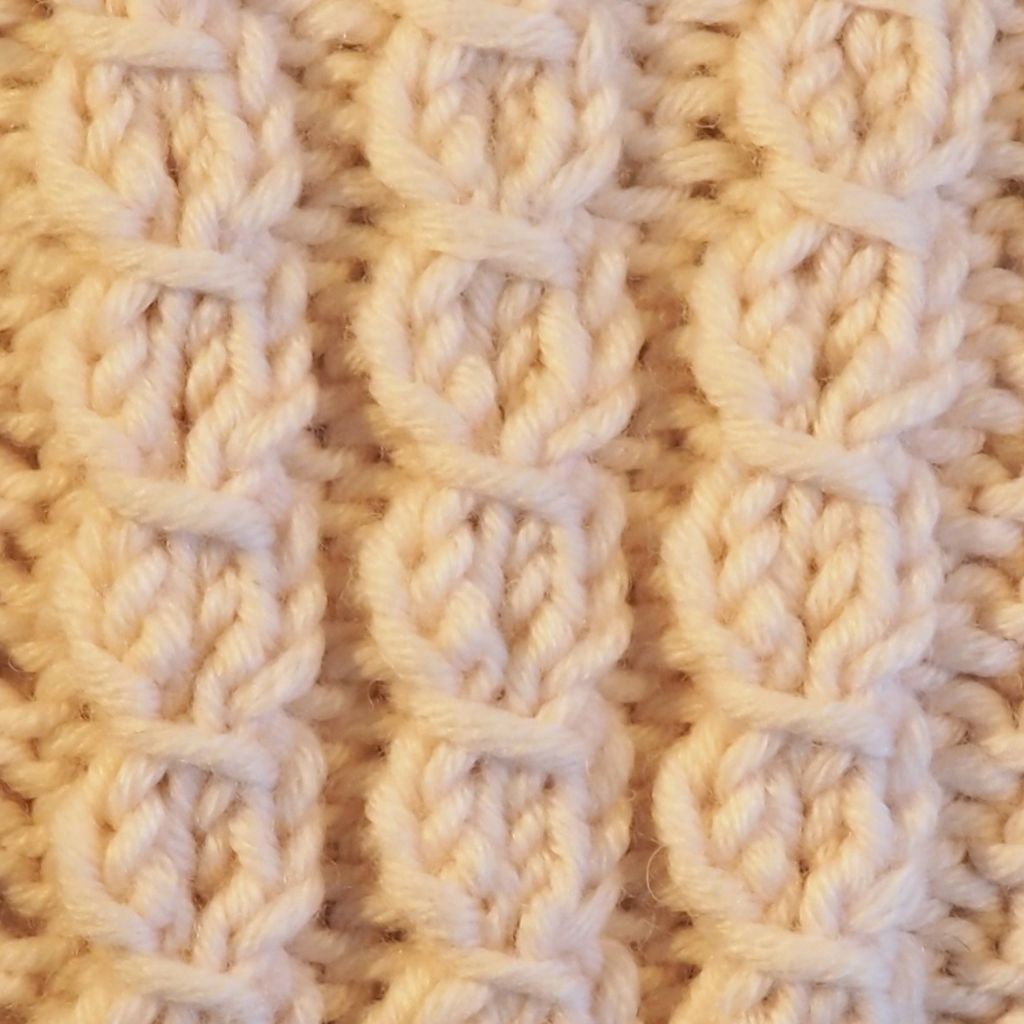 Detailaufnahme des gestrickten falschen Zopfmusters.