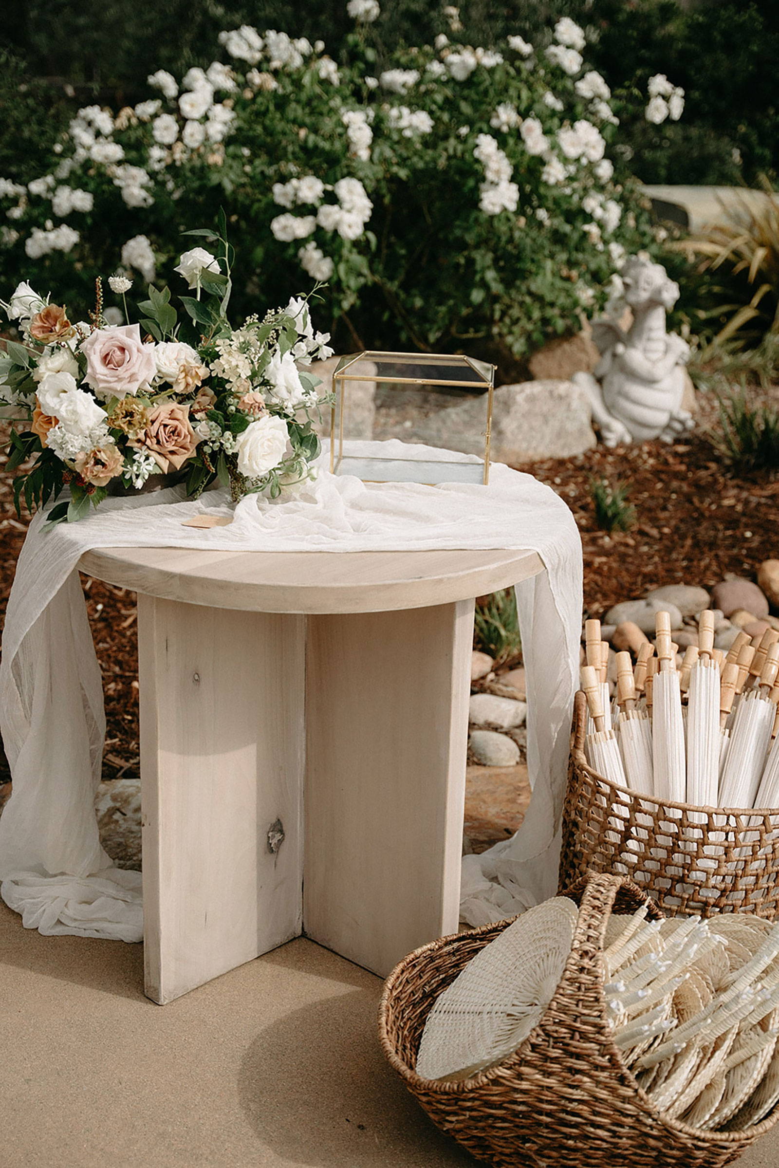 Holzhocker mit Hochzeitsbouquet