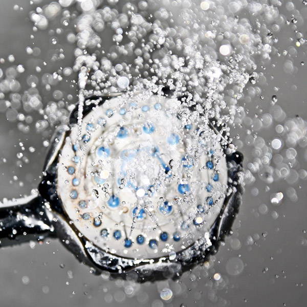 Pommeau de douche dont l'eau s'écoule en perles