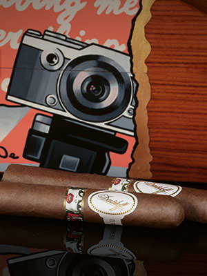 The Davidoff & Boyarde Masterpiece Humidor Classically Noir with two toro cigars placed in front of it. 