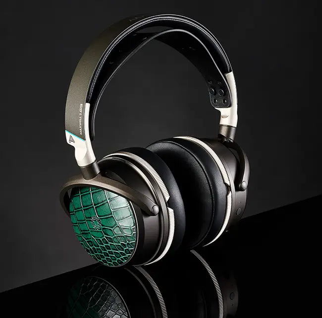 Maxwell 2 ANC with Venom ReSkin cover in three quarters view