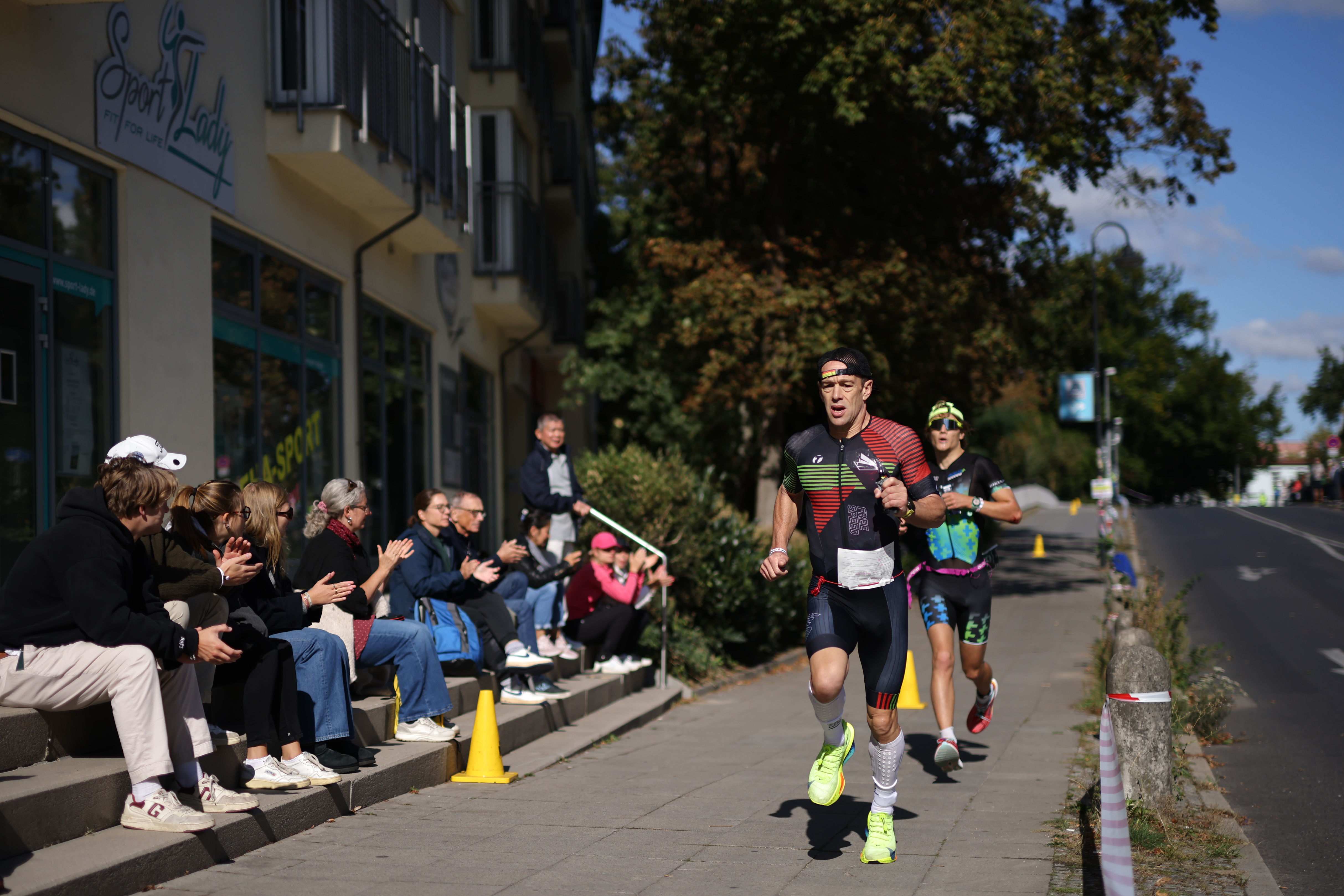 Athletinnen und Athleten absolvieren die Radstrecke beim IRONMAN 70.3 Erkner am 15. September 2024 in Erkner, Deutschland.