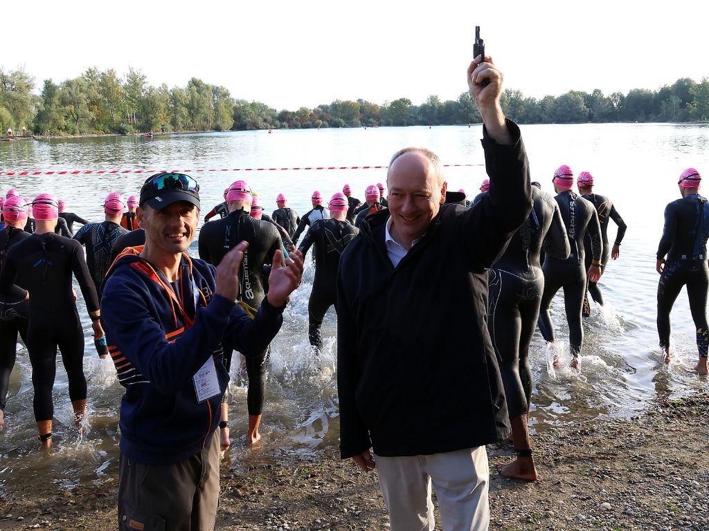 Bürgermeister Franz Feigl gibt den Startschuss zum Schwimmen.