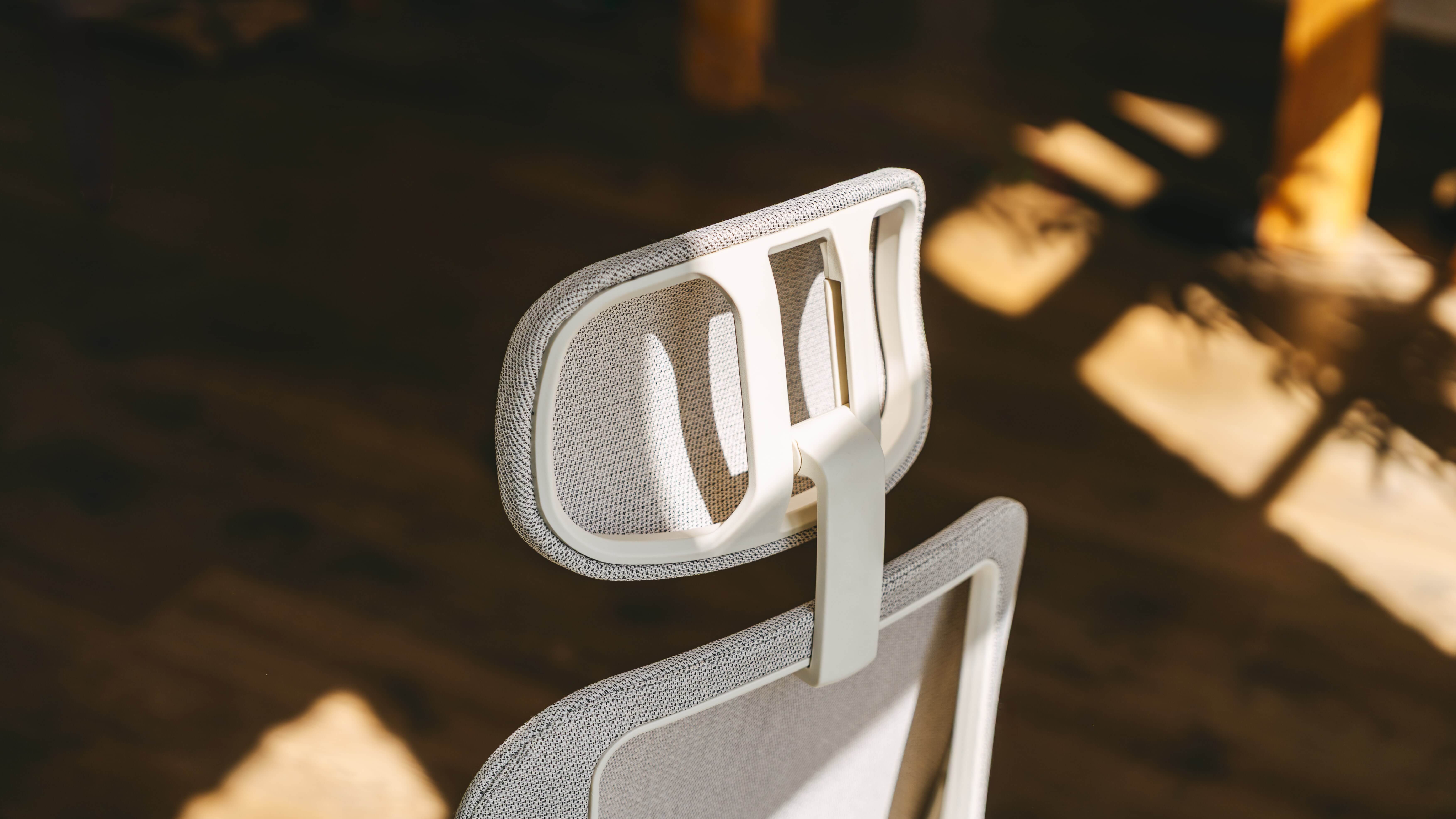 High-quality headrest shown from the back, with shadows and sunbeams, from the Cloud premium office chair by ofinto