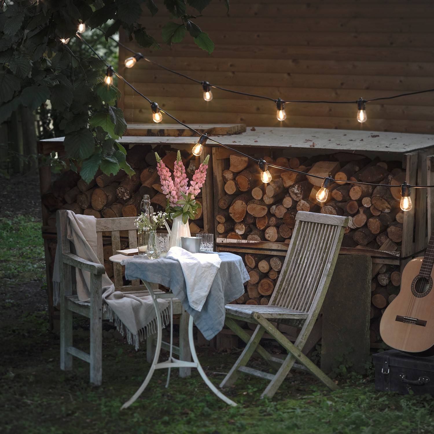 Guirlandes guinguette suspendues au-dessus d'une table dans le jardin.