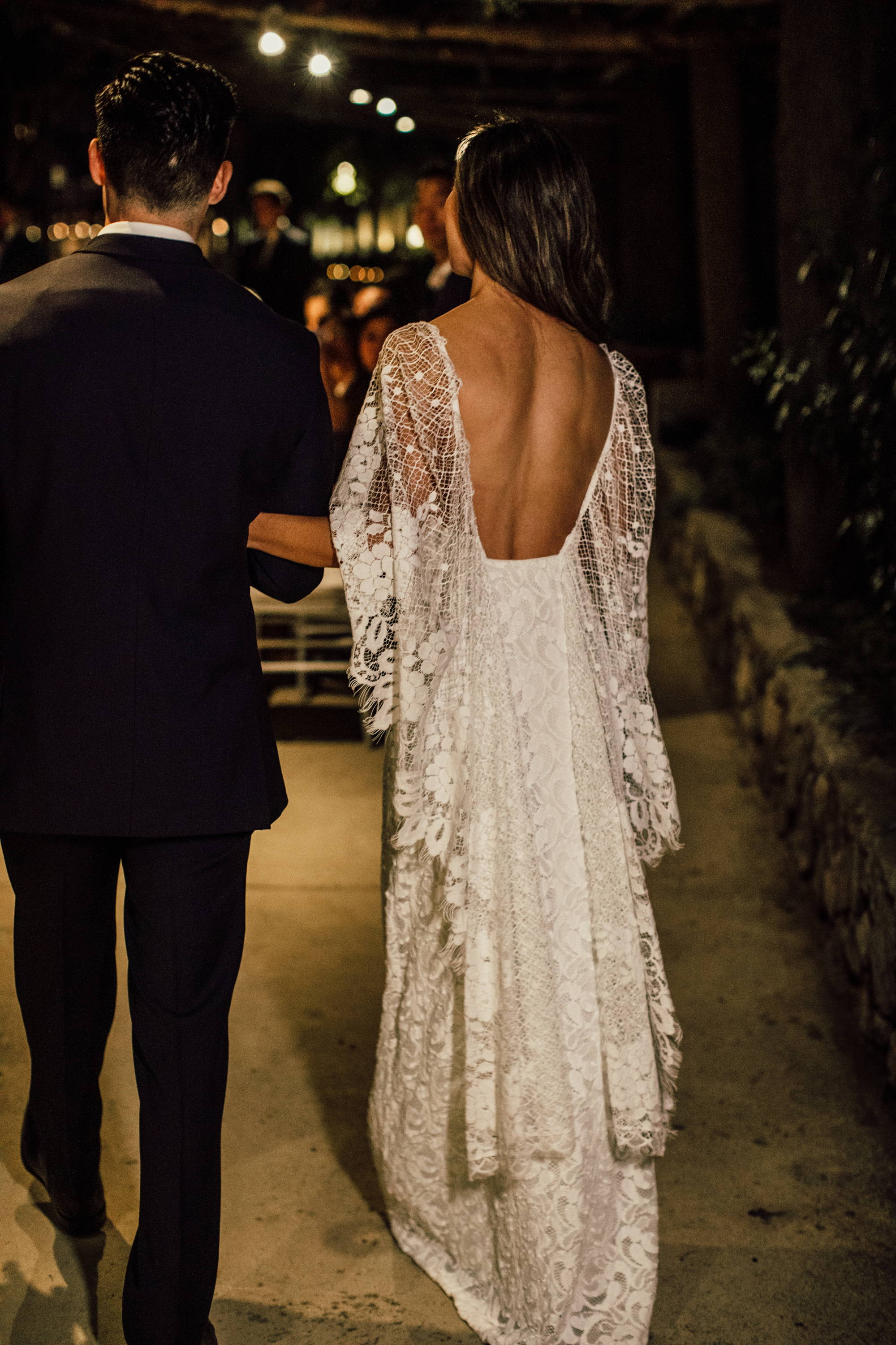 Mariée portant une robe en dentelle française à bas du dos