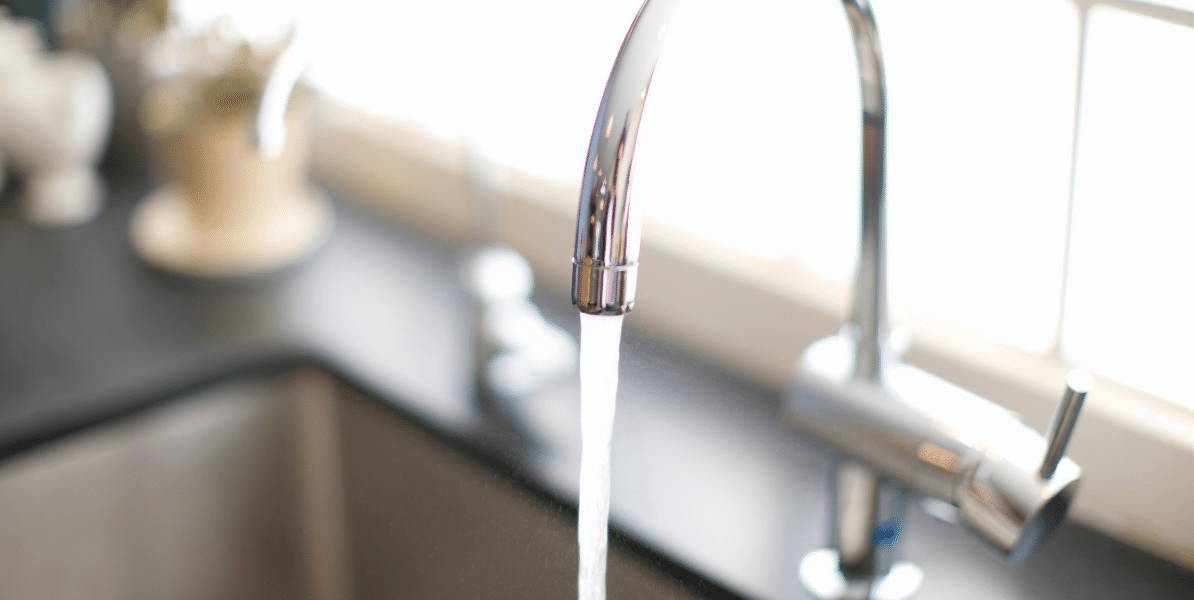 Como o cloro e as cloraminas podem ser removidos da água potável
