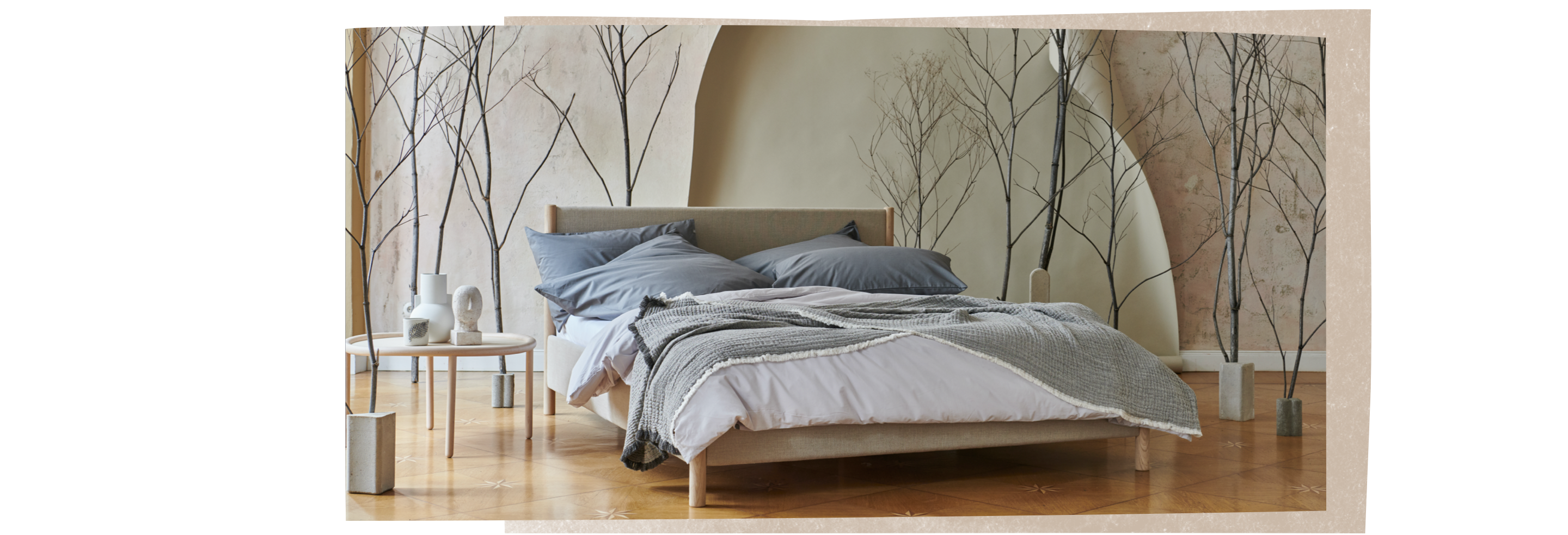 Ein Bett mit Bettwäsche und Decken aus Bio-Baumwolle