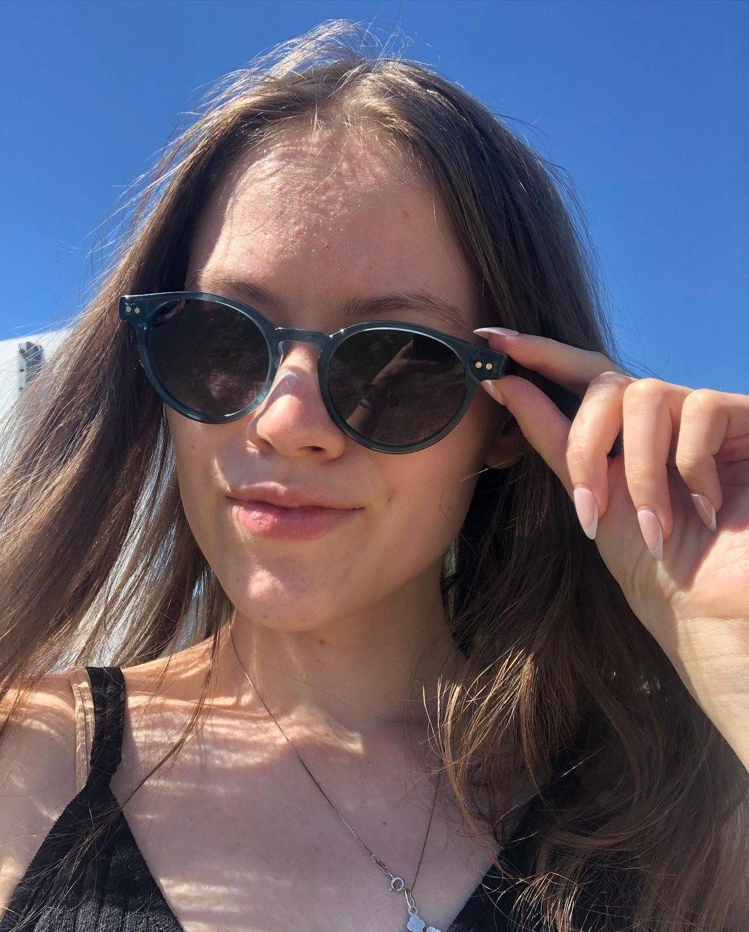 Femme portant des lunettes de soleil Flash, rondes bleues
