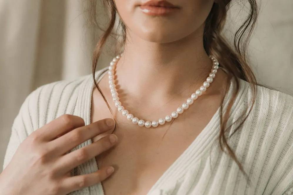 Model wearing a white pearl necklace