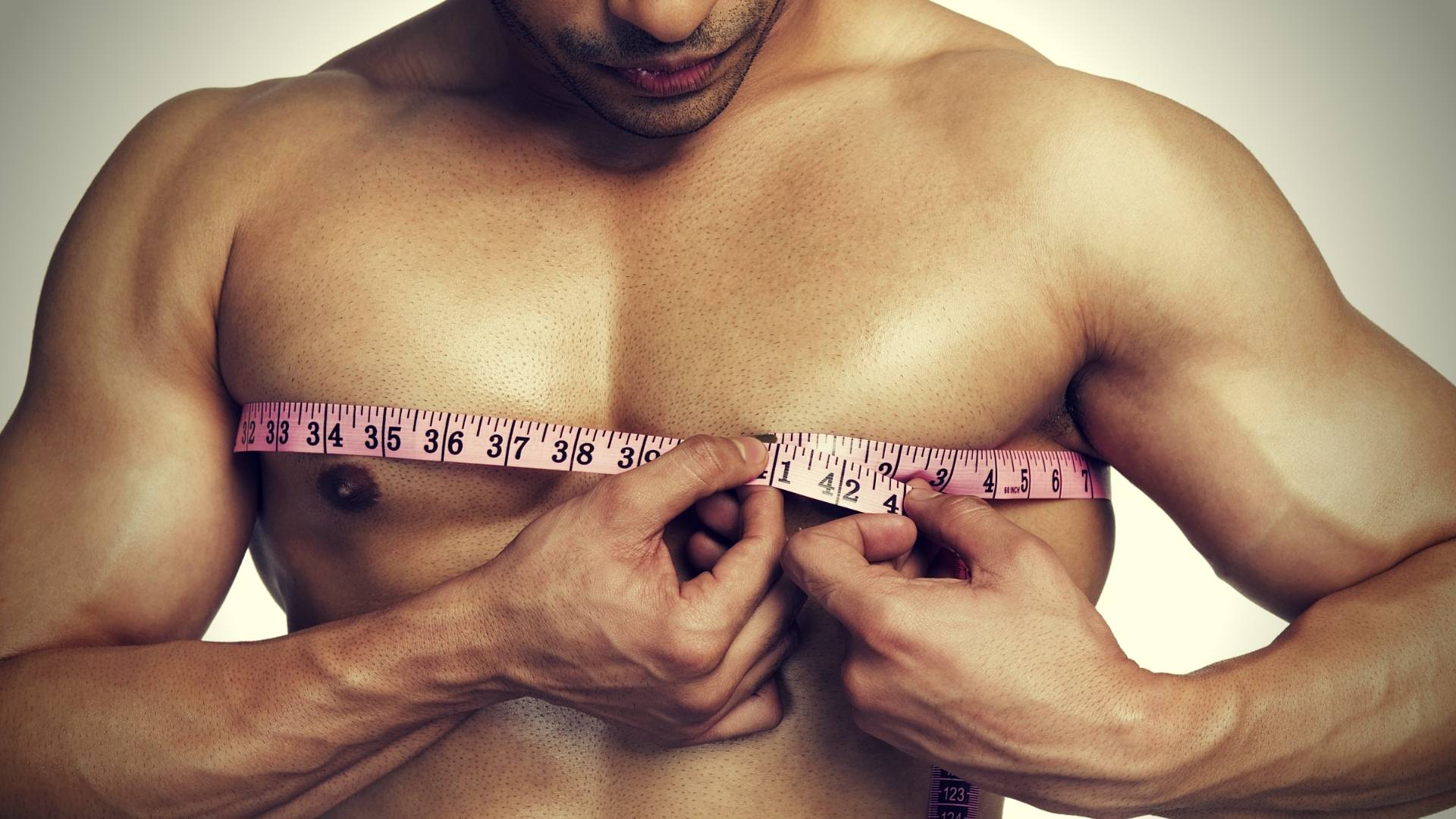 У мужчины 5 см. Обхват груди у мужчин. Объем груди у мужчин. Измерение груди. Обхват мужской грудной клетки.