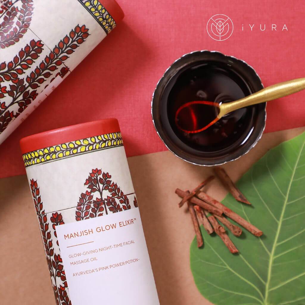 Hermosas tomas de los cilindros Madhubani de Manjish Glow Elixir; también se muestra un recipiente de cobre con el aceite vertido.