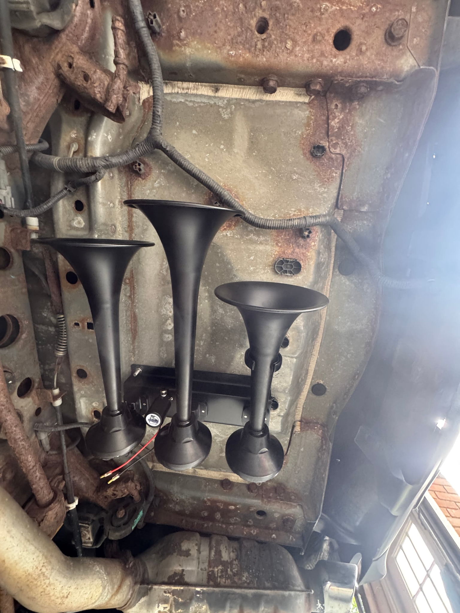 Mayson’s 2011 Jeep Grand Cherokee Overland with Flatlaw 3-Liter Train Horn Kit installed