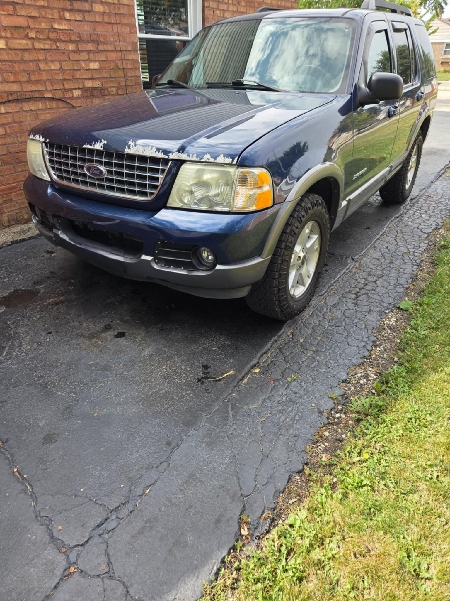 2005 Ford Explorer with 2-Chime 3-Liter Air Horn Kit installed