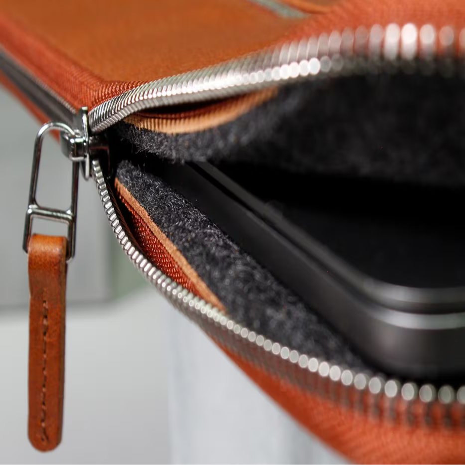 Eine iPad Tasche der Marke GoodWilhelm mit halb geöffnetem Reißverschluss
