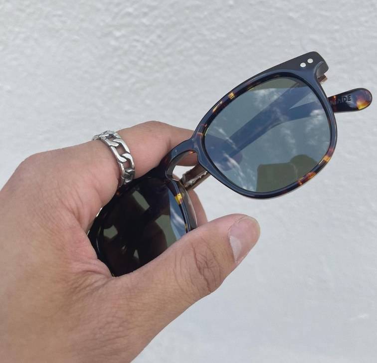Close up de lentilles de lunettes de soleil polarisées