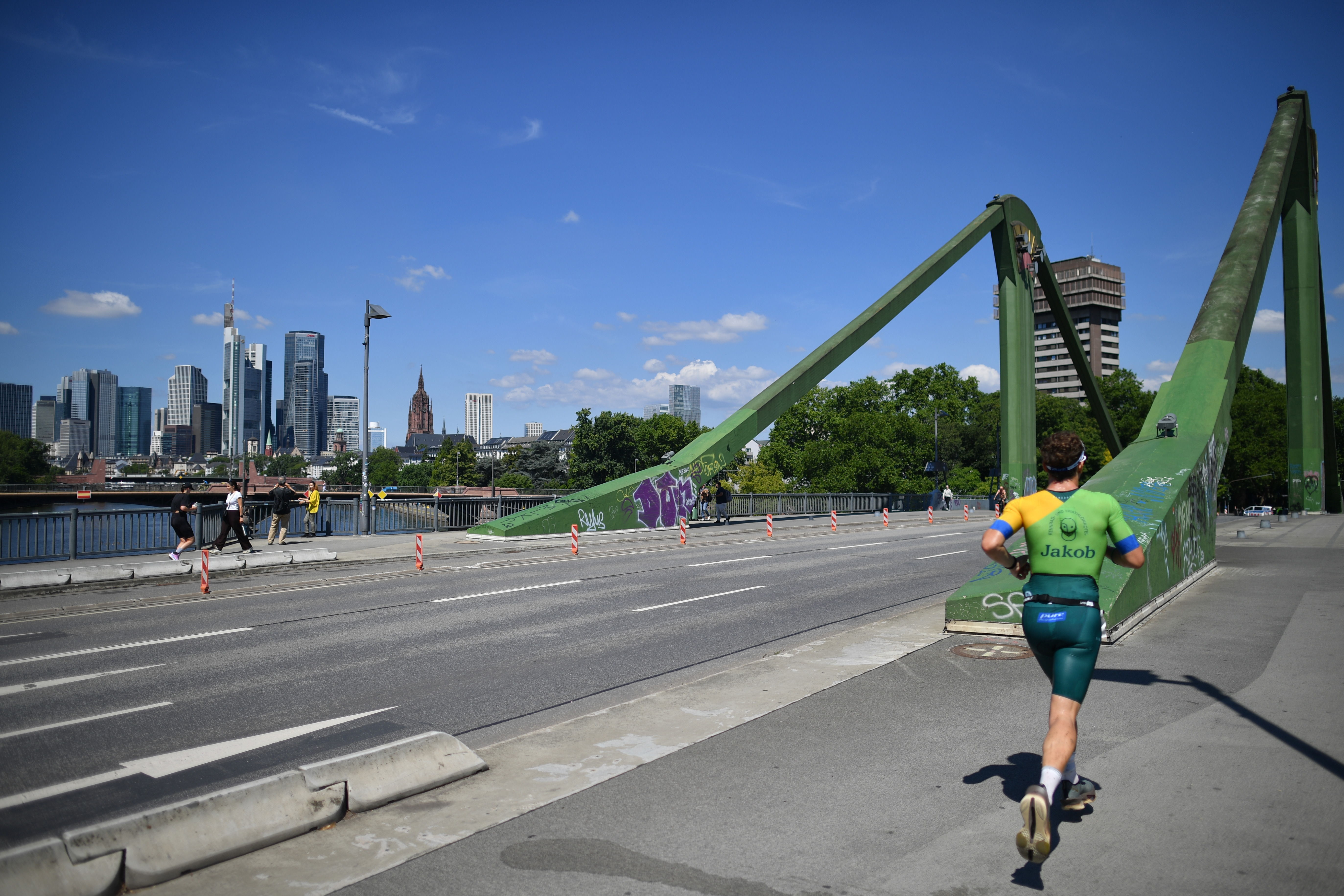 Athleten der IRONMAN Pro Series auf der Laufstrecke der IRONMAN Frankfurt European Championship 2025 am 29. Juni 2025 in Frankfurt am Main.