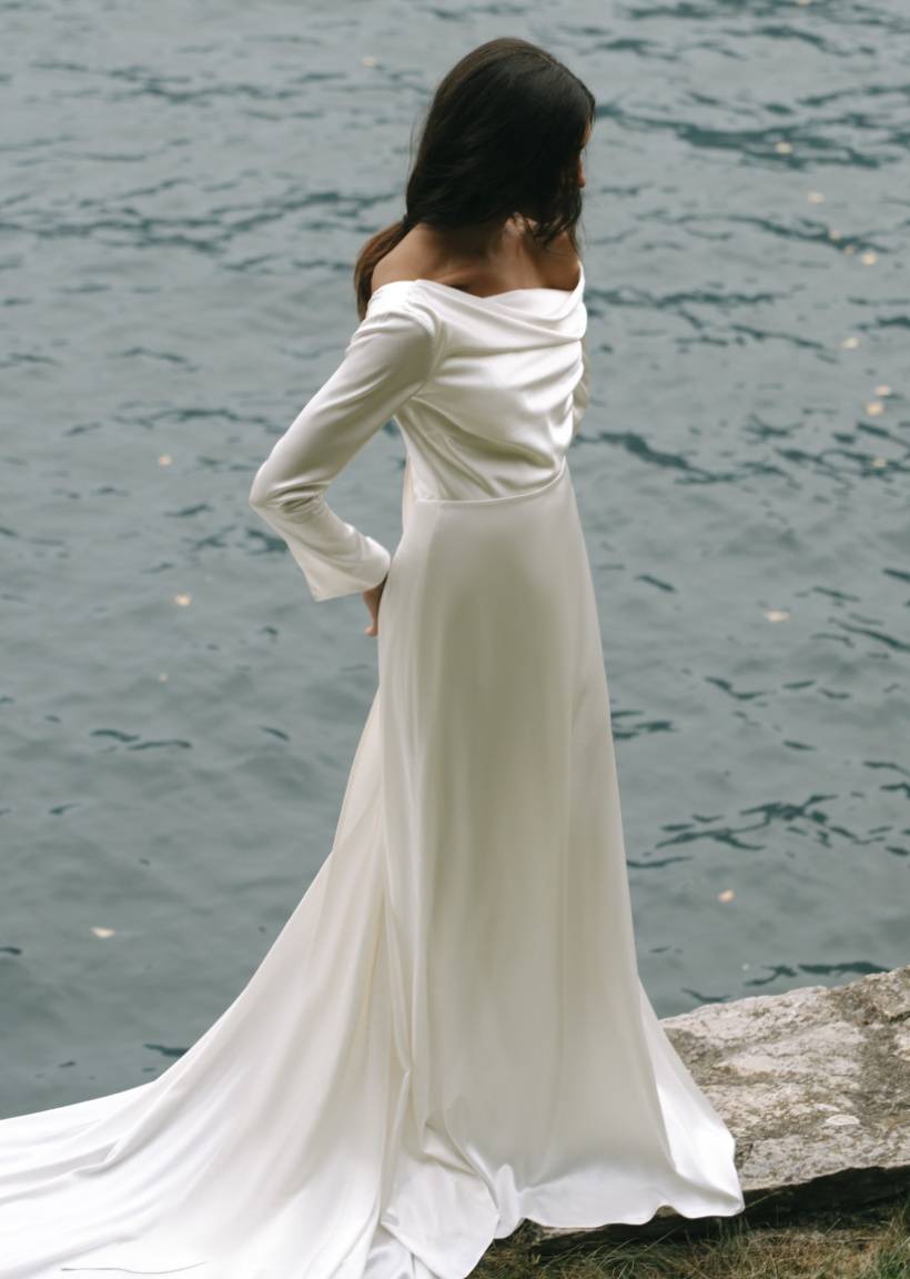 Modell in Anu-Kleid mit Meer im Hintergrund