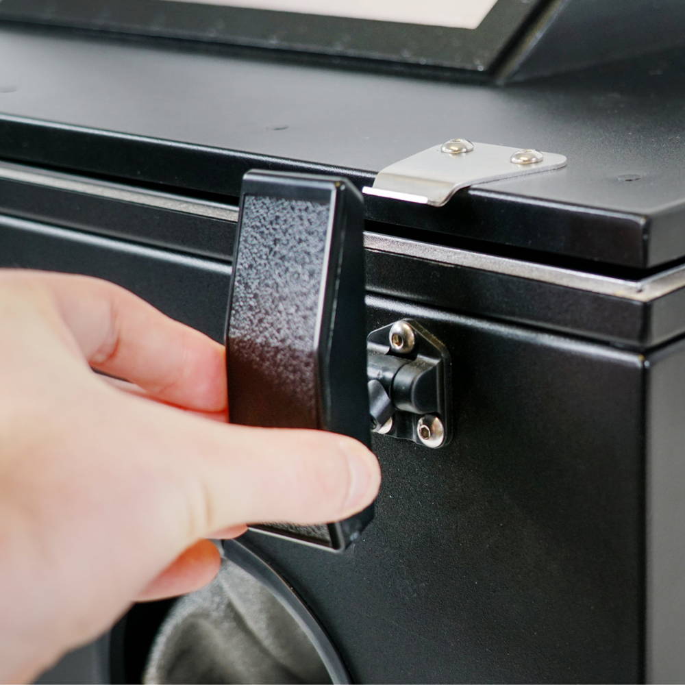 Easy release latch on the BlockBox Lab XL