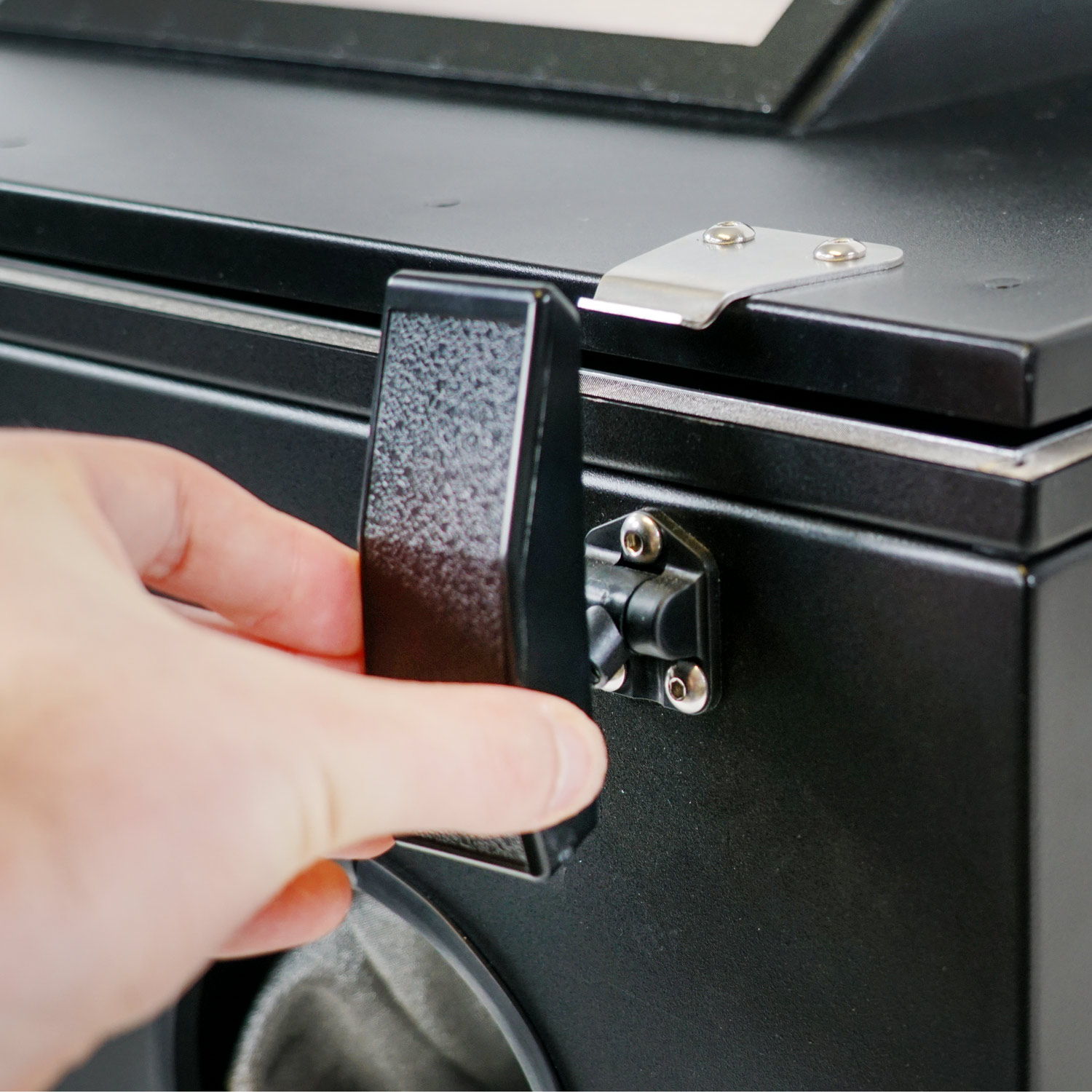 Easy release latch system on the BlockBox Lab XL