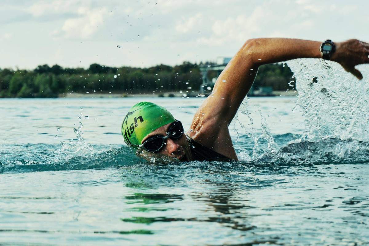 Ein Schwimmer mit einer grünen Badekappe.