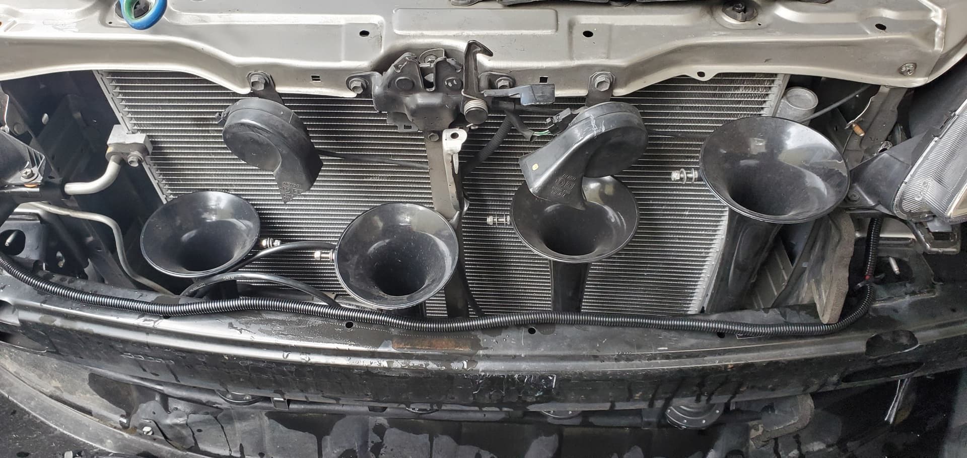 Guillermo's 2007 Toyota Sienna Train Horn Install