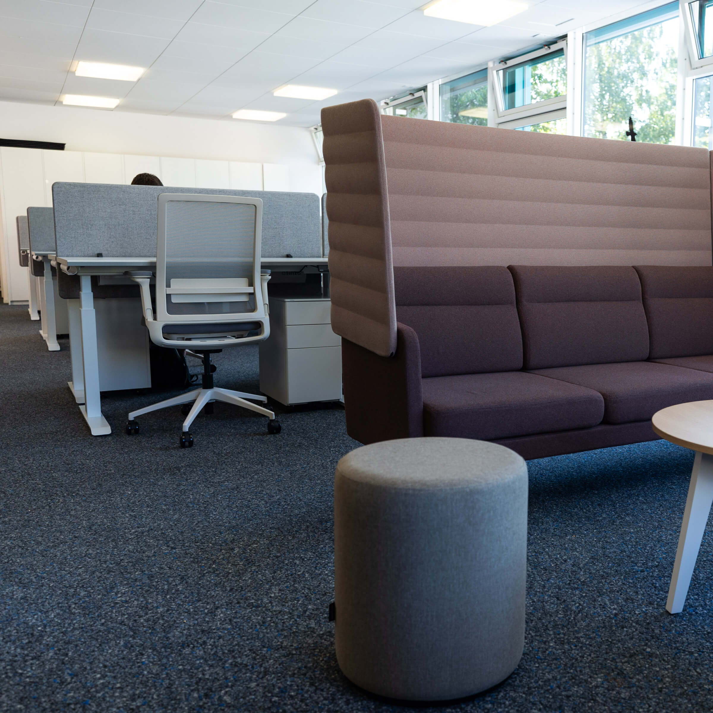 A beautiful open-plan office furnished with ergonomic office furniture from ofinto