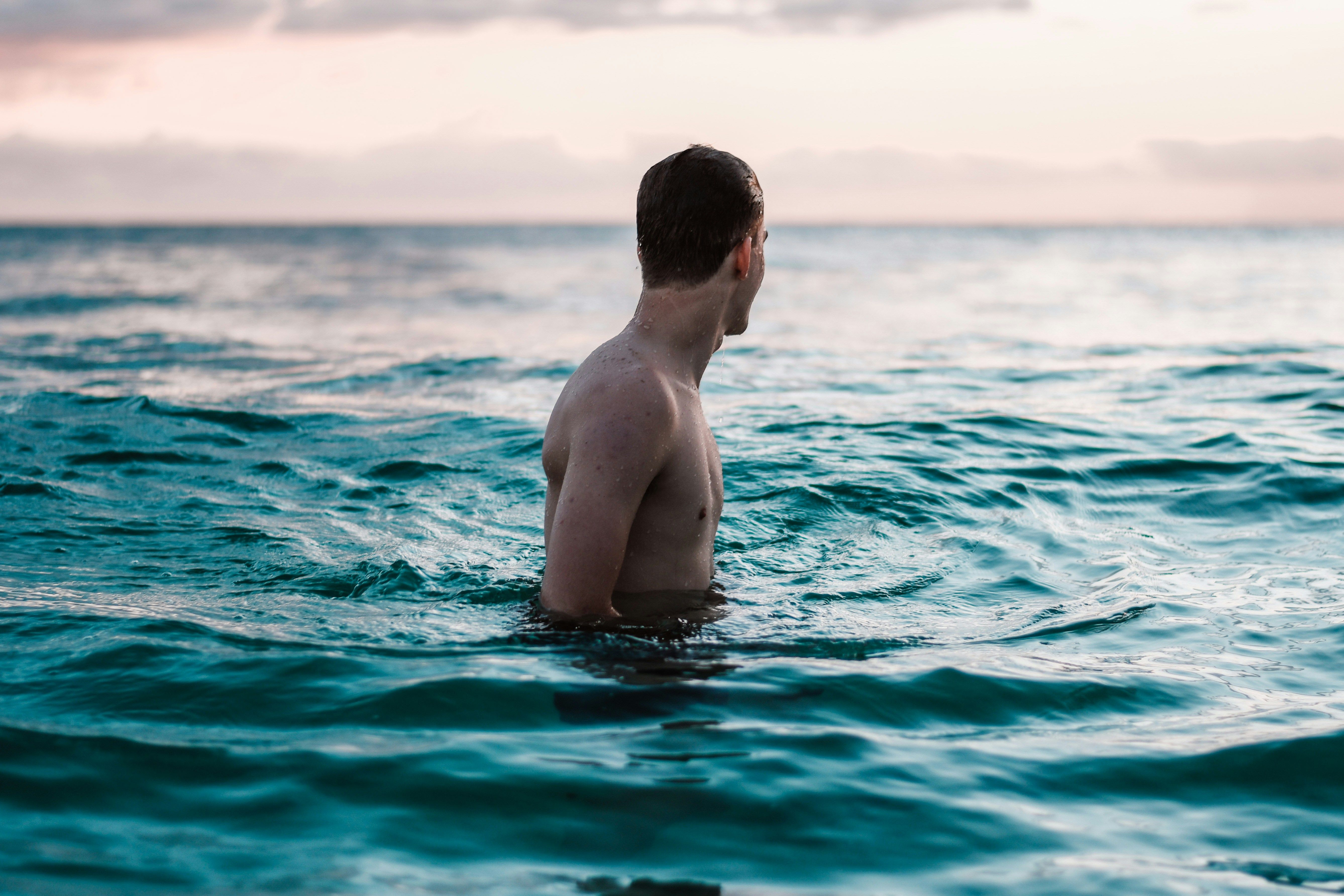 Ein männlicher Schwimmer im Meer.
