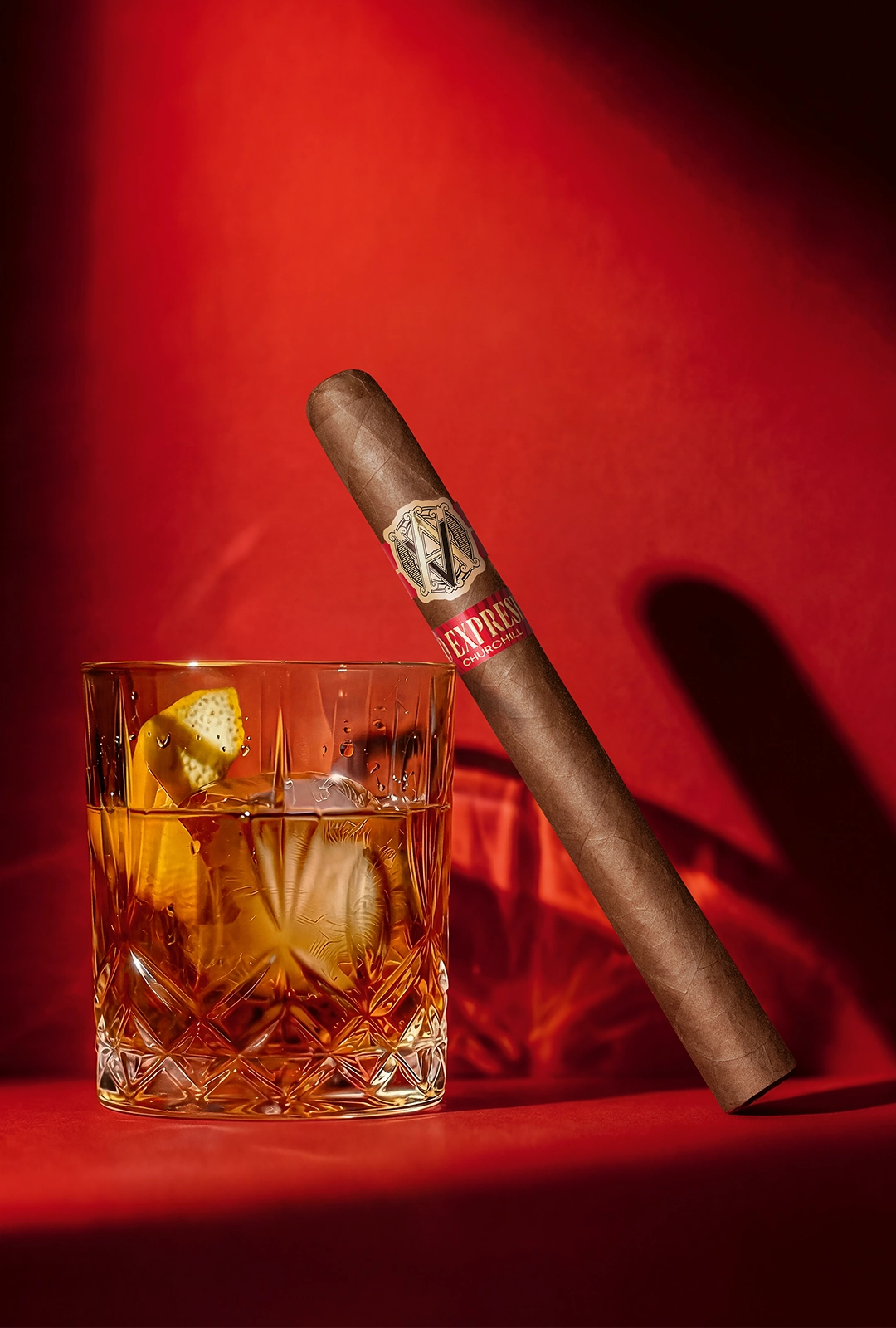 EXPRESIVO Zigarre, an ein Glas Rum Old Fashioned gelehnt. 