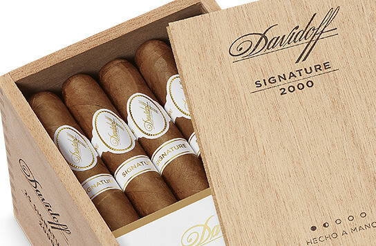 Davidoff Signature Zigarren in ihrer Kiste mit geöffnetem Deckel.