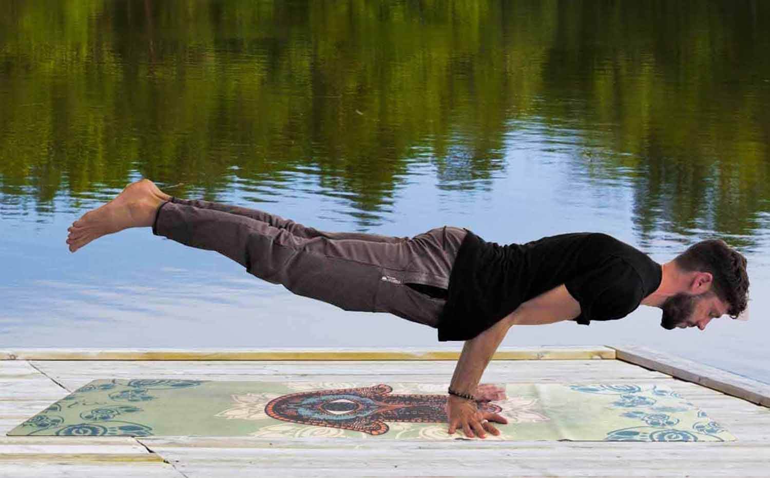 Magasin yoga tours - Tapis de yoga de voyage - utilisation au bord d'un lac - Achamana