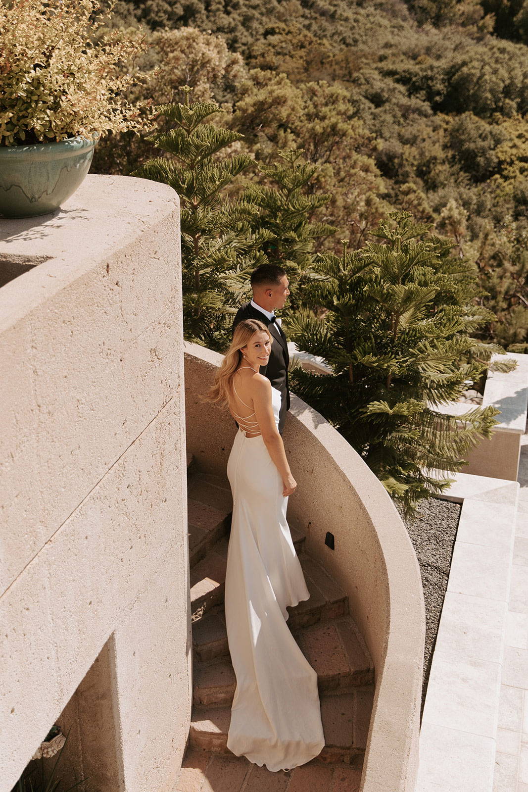 Novios en las escaleras del lugar de la boda