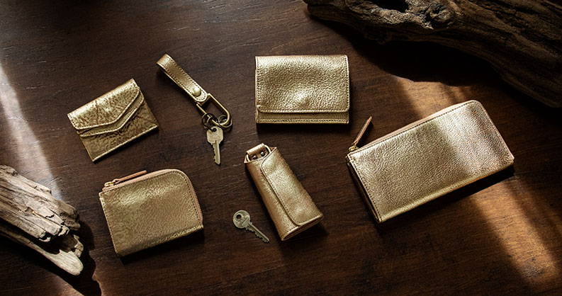 秋冬限定「ゴールド」コレクションより革小物6型が登場。 – 土屋鞄製造所