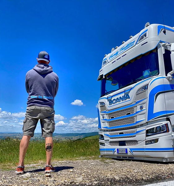 Man Keep On Truckin hoodie scenic valley overlook white blue Scania Family Tradition Transport FR 620TC Damir's Shocker XL customer install gallery photo 3