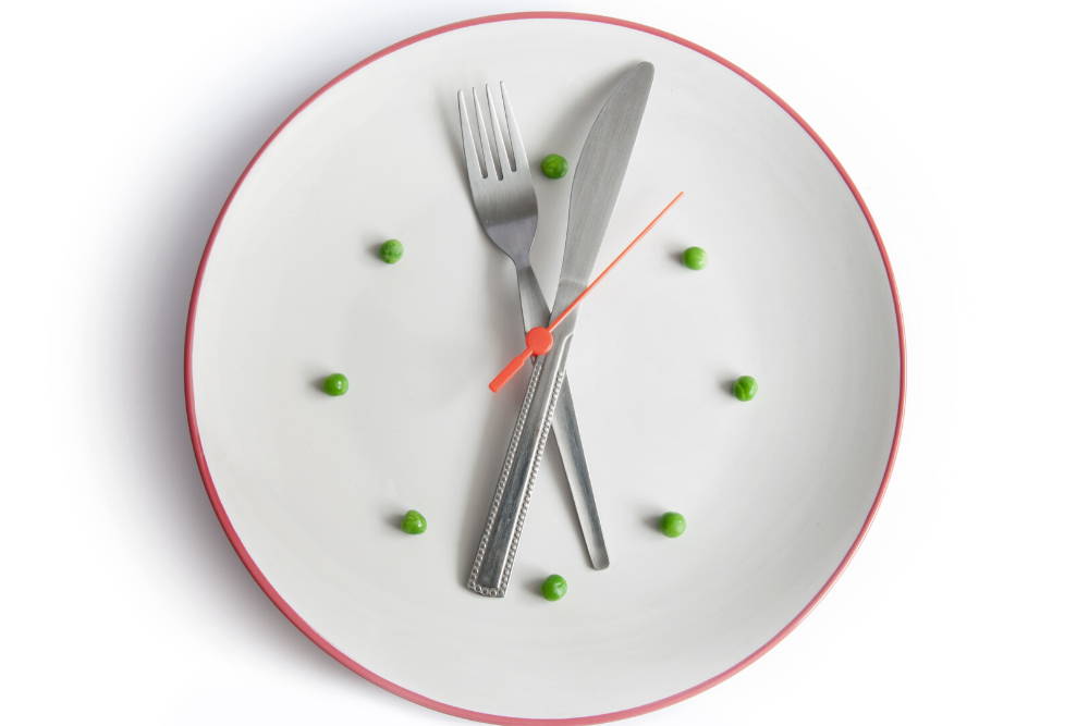 |plate set like a clock with silverware and peas|clean eating  ideas on the go
