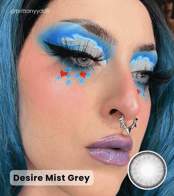 Chiseled appearance model - Desire Mist Grey Contacts