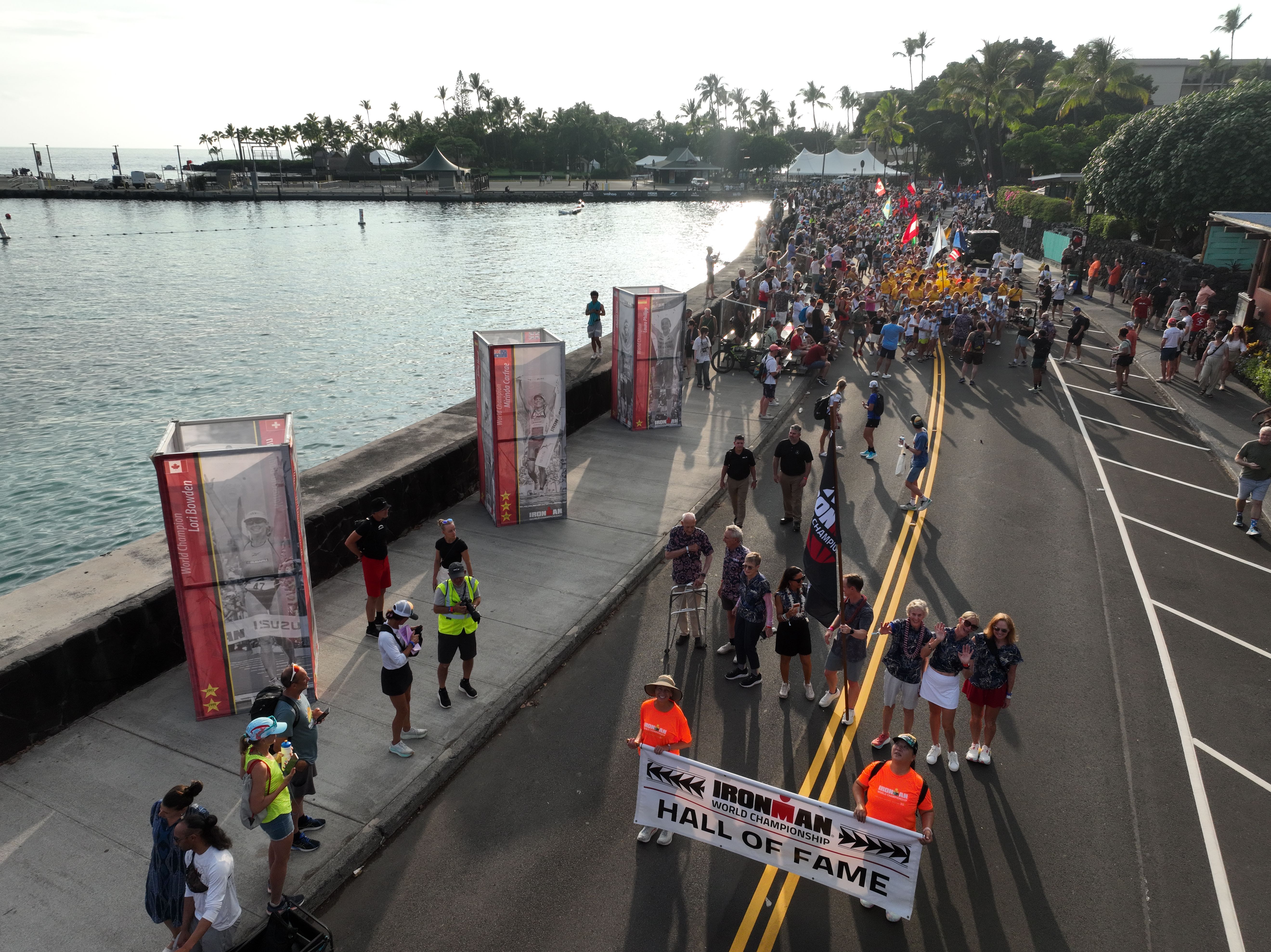 Allgemeine Aufnahmen der „Parade of Nations“ (Nationenparade) im Vorfeld der IRONMAN Frauen-Weltmeisterschaft 2025 am 7. Oktober 2025 in Kailua-Kona, Hawaii.