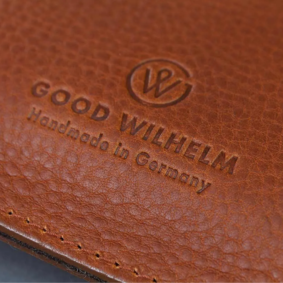 Nahaufnahme des Goodwilhelm Logos auf iPad Sleeve LUDWIG